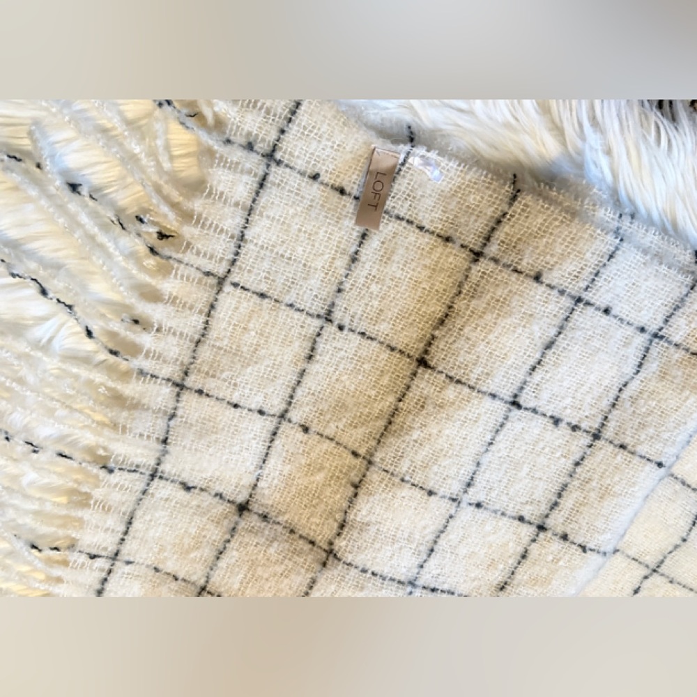 Gorgeous Scarf - Picture 4 of 7